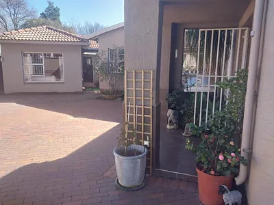 4 Bedroom House For Sale in Benoni - 1SZa.webp