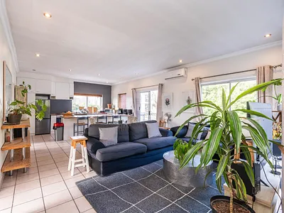 6 Bedroom House For Sale in Cape Town - 1jce.webp