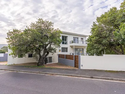 6 Bedroom House For Sale in Cape Town - p8Od.webp