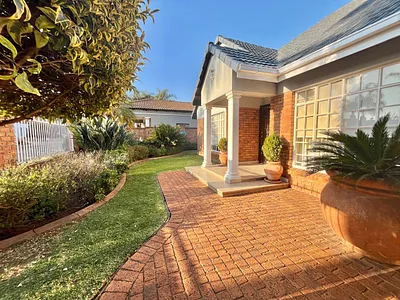 4 Bedroom House For Sale in Boksburg - HmU3.webp