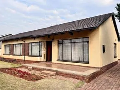 3 Bedroom House For Sale in Germiston - IfR0.webp