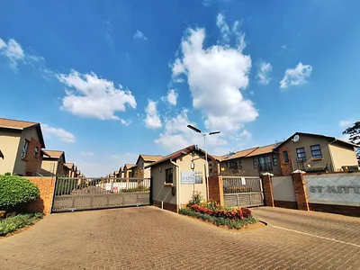 3 Bedroom Townhouse For Sale in Benoni - HuQF.webp