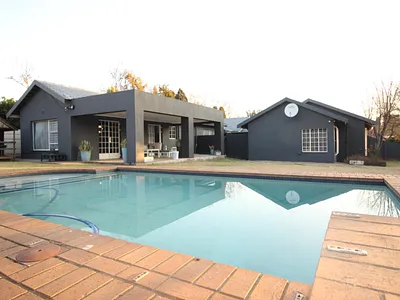 3 Bedroom House For Sale in Benoni - QykN.webp