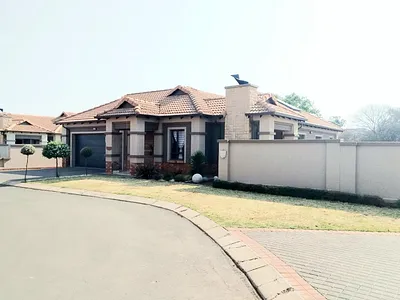 3 Bedroom Townhouse For Sale in Brakpan - 9bWw.webp