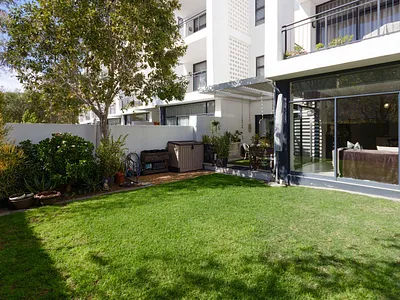 3 Bedroom Apartment For Sale in Somerset West - 21JD.webp
