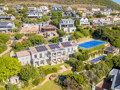 6 Bedroom House For Sale in Hout Bay - 7O1i.webp