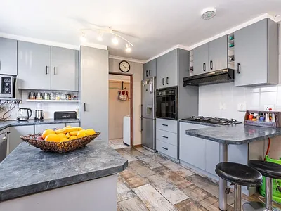 2 Bedroom House For Sale in Somerset West - ZhP3.webp