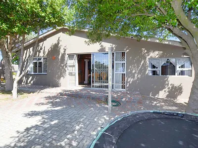 4 Bedroom House For Sale in Milnerton - H6cM.webp