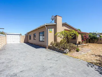 4 Bedroom House For Sale in Milnerton - RBrh.webp