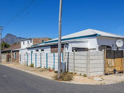 4 Bedroom House For Sale in Cape Town - a0UZ.webp