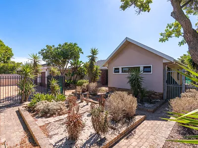 4 Bedroom House For Sale in Milnerton - 098b.webp