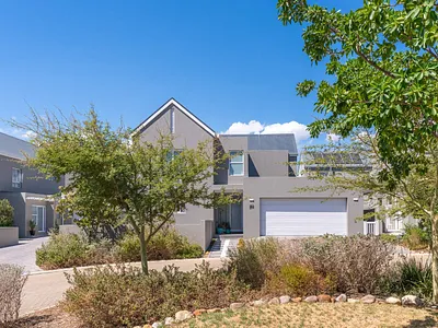 3 Bedroom House For Sale in Somerset West - ulu5.webp