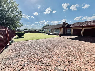 4 Bedroom House For Sale in Elspark, Germiston - XnUR.webp