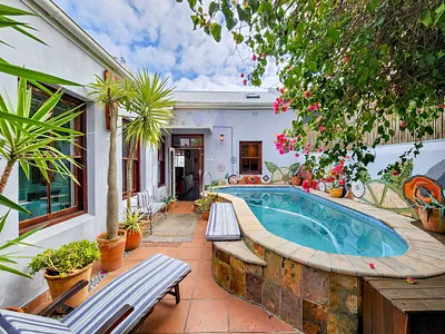 3 Bedroom House For Sale in Cape Town - uZb4.webp