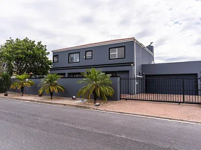 4 Bedroom House For Sale in Milnerton - 0h0l.webp