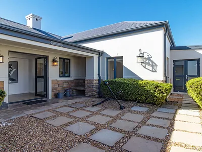 4 Bedroom House For Sale in Cape Town - U0Uh.webp