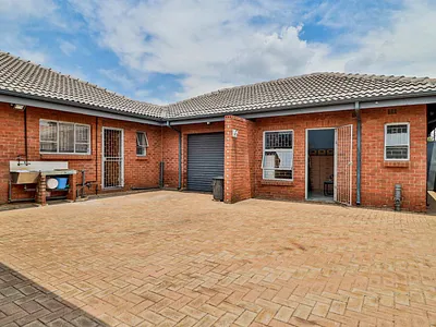 4 Bedroom House For Sale in Springs - img