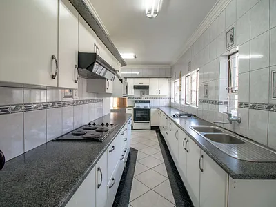 6 Bedroom House For Sale in Springs - kNSr.webp