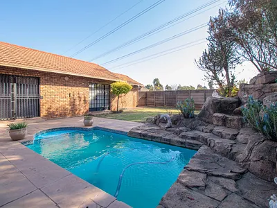 4 Bedroom House For Sale in Springs - DB8U.webp