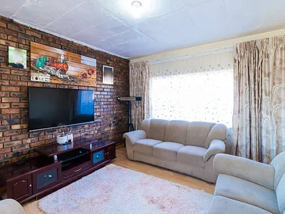 7 Bedroom House For Sale in Bakerton, Springs - img