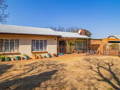 6 Bedroom House For Sale in Springs - img