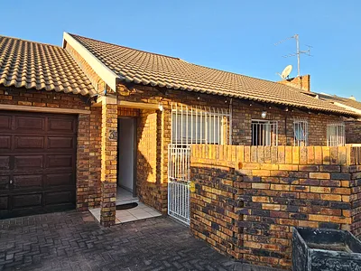 2 Bedroom Townhouse For Sale in Vereeniging - img