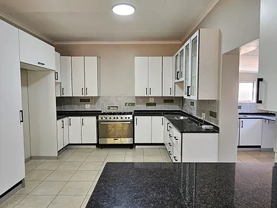 5 Bedroom House For Sale in Vereeniging - 9maE.webp