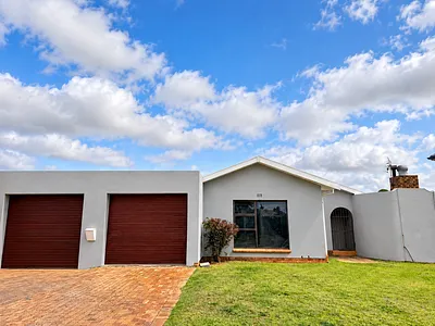 4 Bedroom House For Sale in Milnerton - ht1b.webp