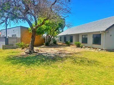 4 Bedroom House For Sale in Parow - 1m0O.webp