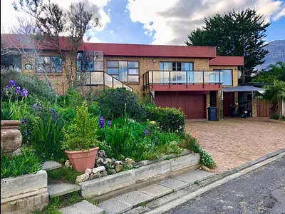 7 Bedroom House For Sale in Somerset West - aXJ0.webp