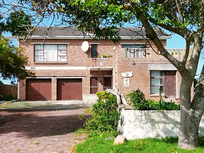 4 Bedroom House For Sale in Gansbaai - Nq2L.webp