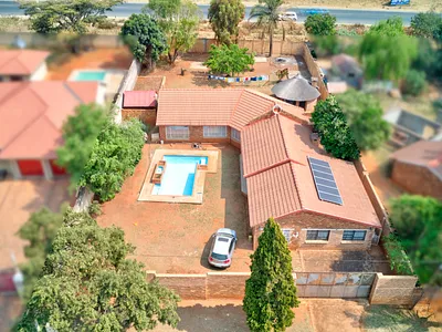 6 Bedroom House For Sale in Roodepoort - ubFG.webp