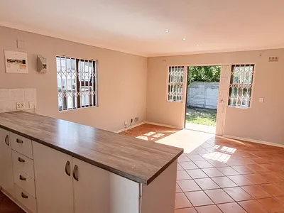 3 Bedroom House To Rent in Cape Town - img