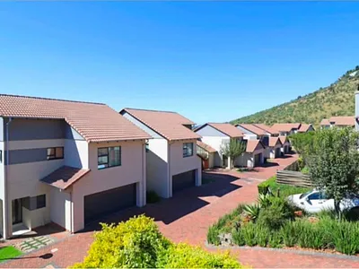 4 Bedroom Apartment For Sale in Roodepoort - CC0y.webp