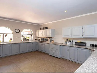 6 Bedroom House For Sale in Pretoria - img