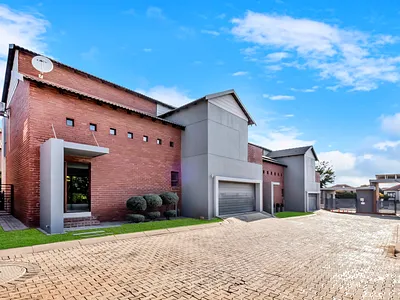 3 Bedroom Townhouse For Sale in Roodepoort - img