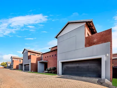 3 Bedroom Townhouse For Sale in Roodepoort - img