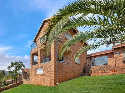 4 Bedroom House For Sale in Roodepoort - img