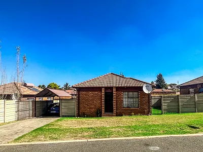 3 Bedroom Townhouse For Sale in Centurion - Uz4D.webp