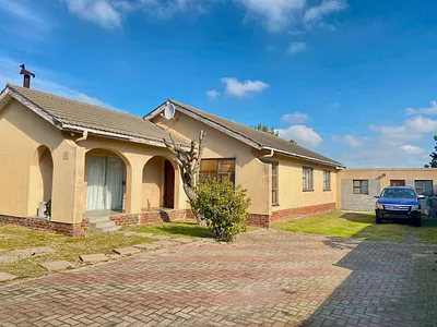 3 Bedroom House For Sale in Blackheath - NtbE.webp