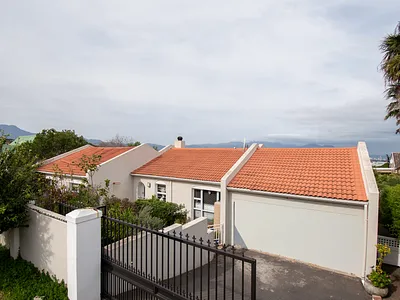 3 Bedroom House For Sale in Somerset West - kPvM.webp