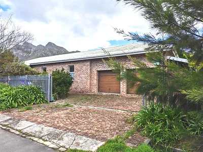 2 Bedroom House For Sale in Kleinmond - uECO.webp