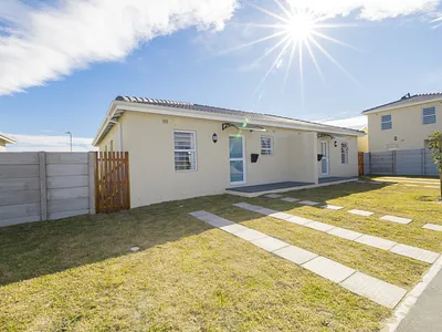 3 Bedroom Townhouse For Sale in Blue Downs - bASy.webp