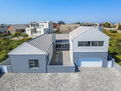 4 Bedroom House For Sale in Yzerfontein - 7gTn.webp