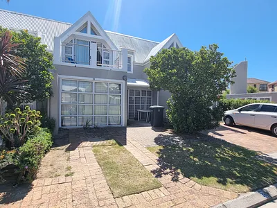 3 Bedroom Townhouse For Sale in Strand - 4YIk.webp