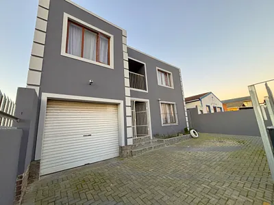 6 Bedroom House For Sale in Blue Downs - btcL.webp