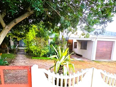 4 Bedroom House For Sale in Paarl - l8pE.webp