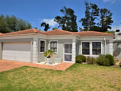 3 Bedroom House For Sale in Somerset West - N1DY.webp