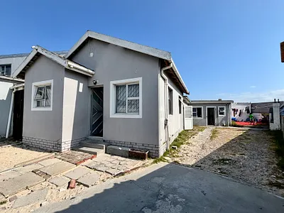 4 Bedroom House For Sale in Mitchells Plain - wWT2.webp
