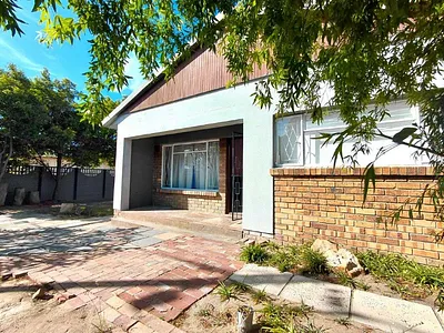 3 Bedroom House For Sale in Somerset West - Vi1E.webp